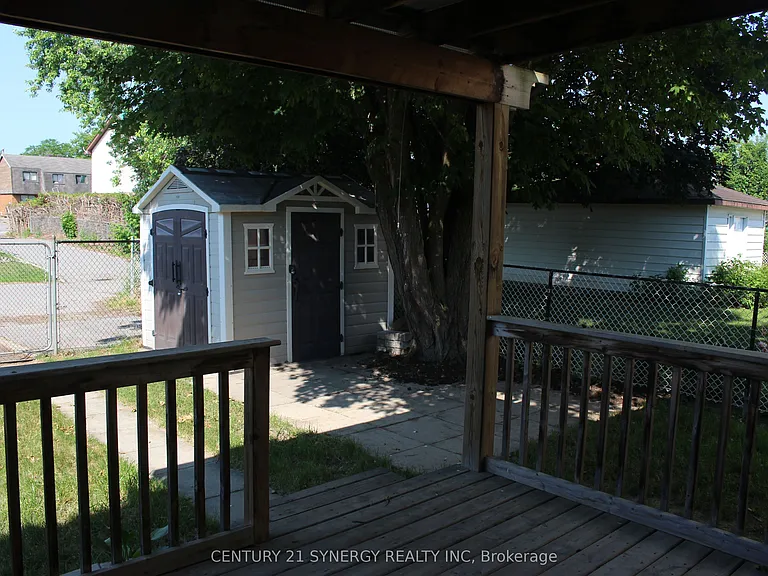 241 Wilfred Cres — Photo 18