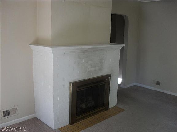 3rd image of 1645 Winchester Dr