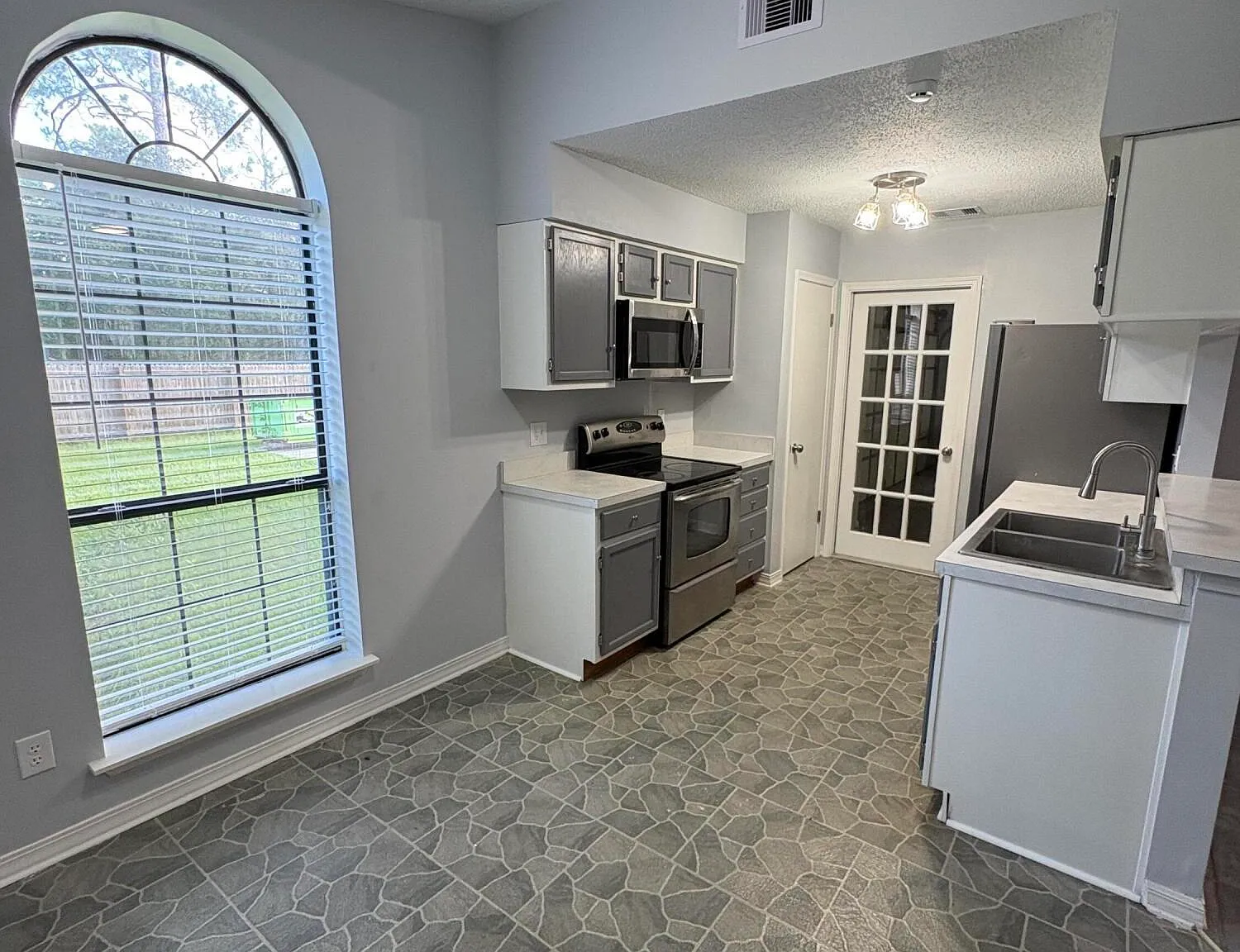 3 bed, 2.0 bath, 1137 sqft, $1,900 — Photo 4