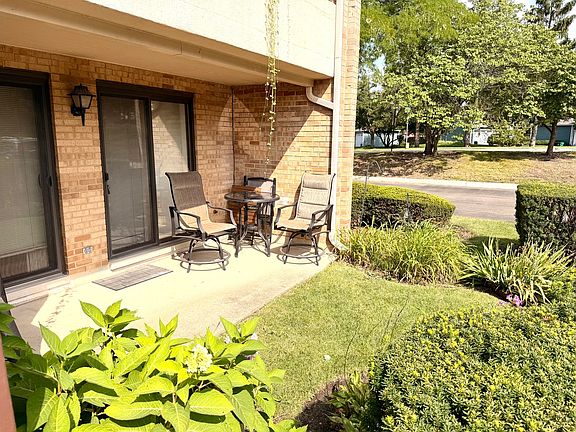 2nd image of 174 E Springbrook Dr APT 1B