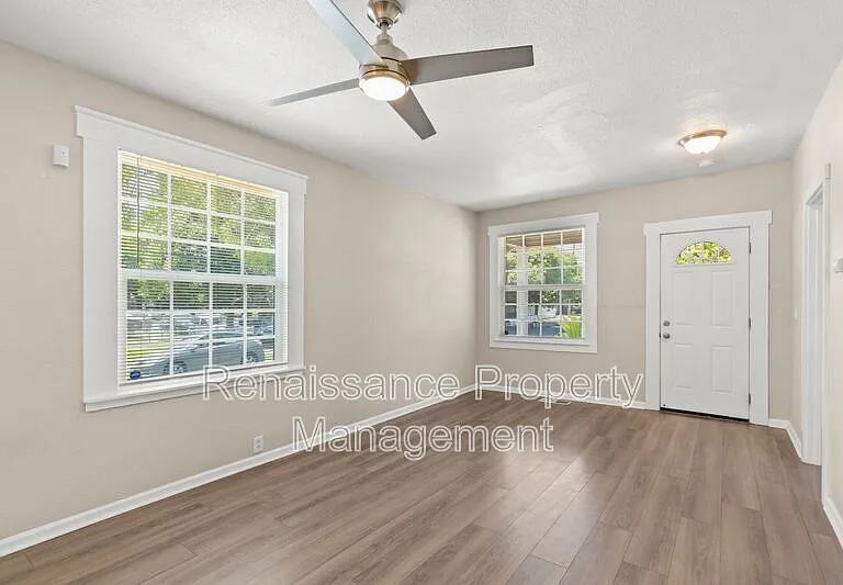 400 E Ellis St — Photo 11