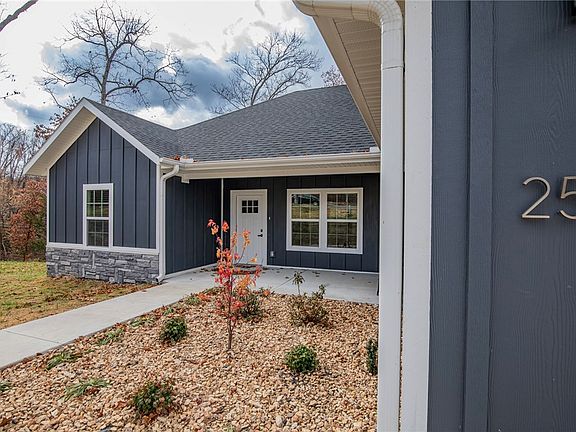 3rd image of 25 Osborne Ln