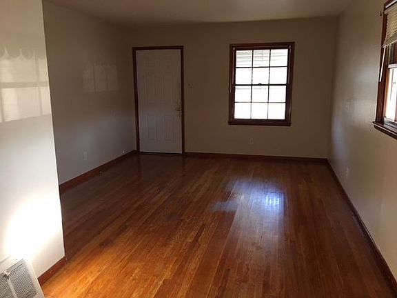 5th image of 425 Macdougall Dr