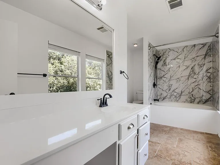 512 Woodford Dr — Photo 8