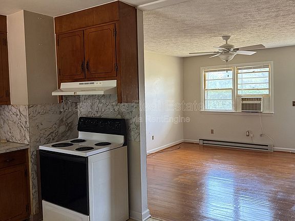 3rd image of 186 Eastview St