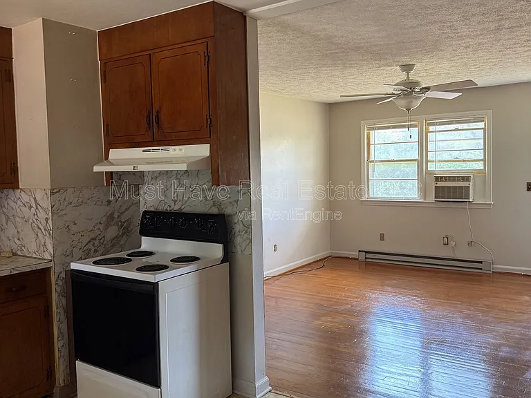 186 Eastview St — Photo 3