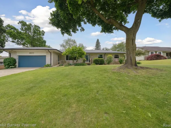 8077 Casa Mia Dr, White Lake, MI 48386