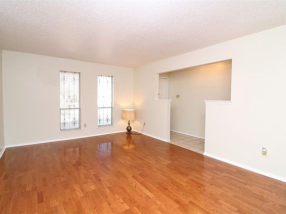 4th image of 2212 Miriam Ln