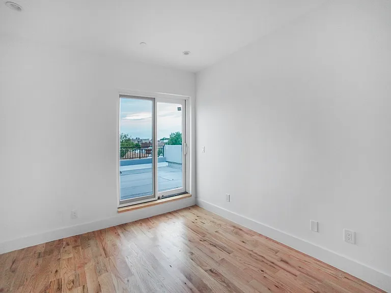 860 E 35th St #4 — Photo 11