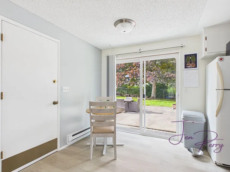 2274 Thornton St — Photo 15