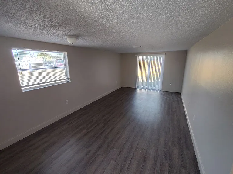 4136 Shoreline Dr — Photo 6