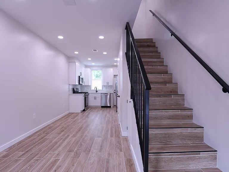 2039 Rosedale St NE — Photo 2