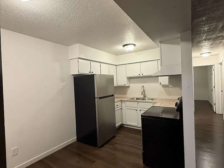 1048 Langley Rd — Photo 1