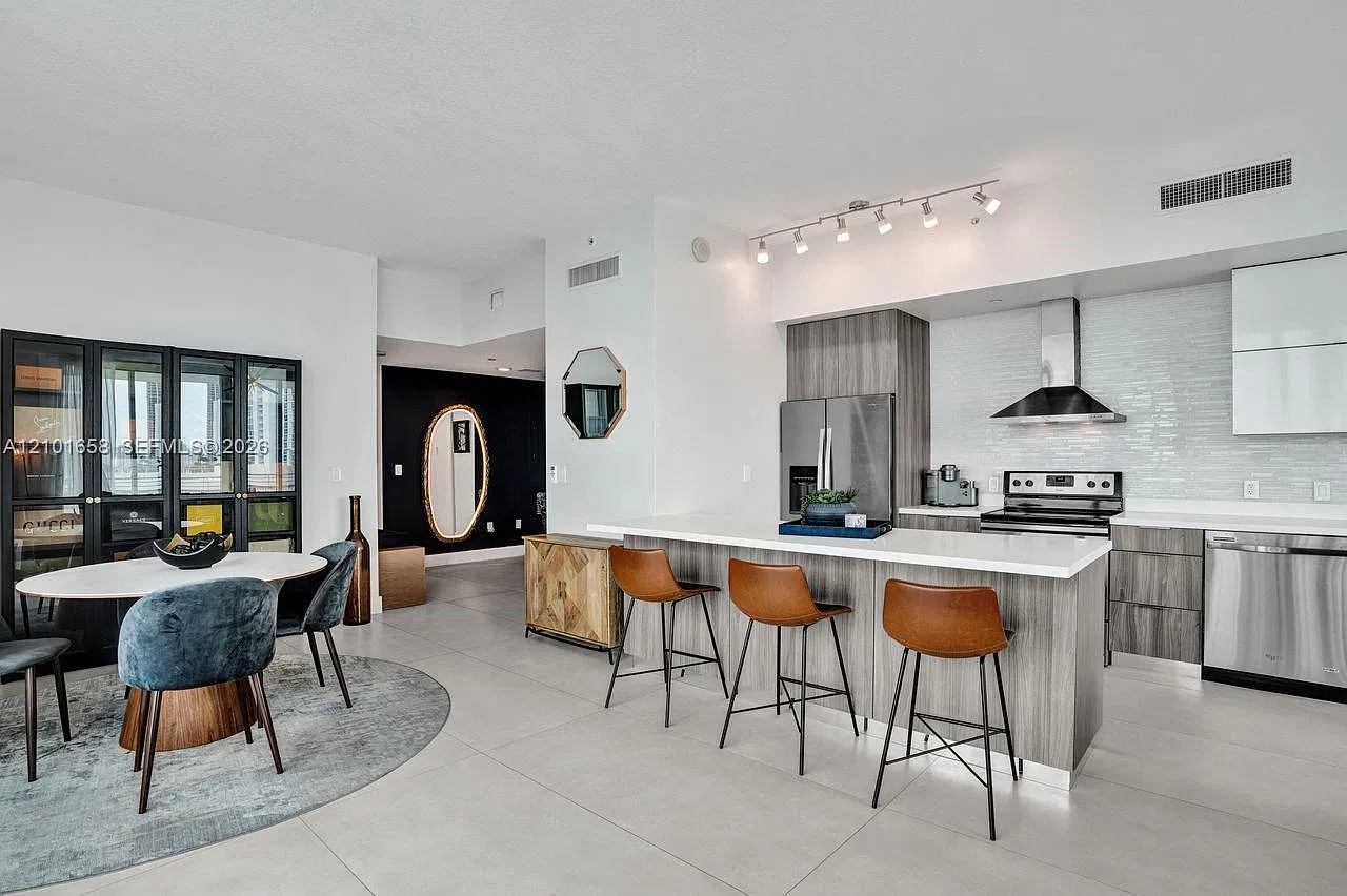 City 24 Condo — Photo 2