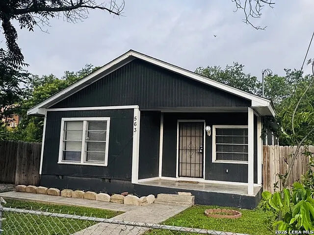 563 N San Horacio Ave