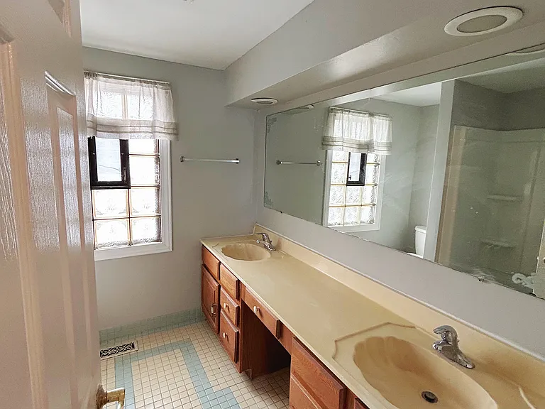 637 Independence Ave — Photo 7