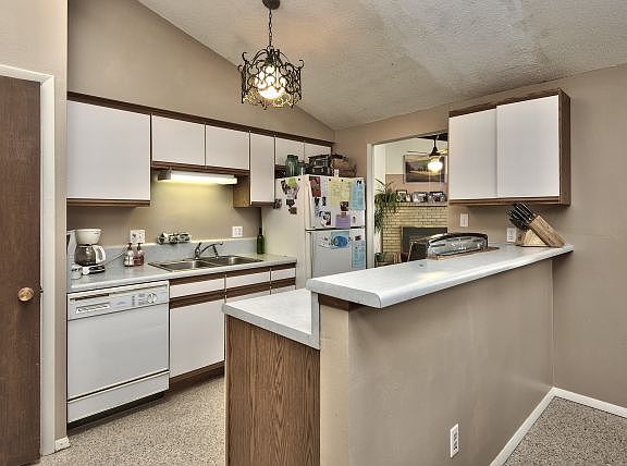 4th image of 593 Briarwood Ln