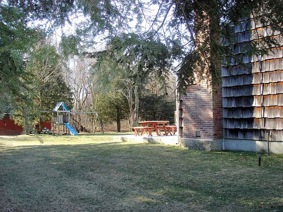 5th image of 18 Hemlock Ln