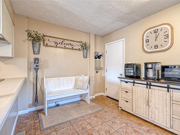3rd image of 897 Sunset Cir