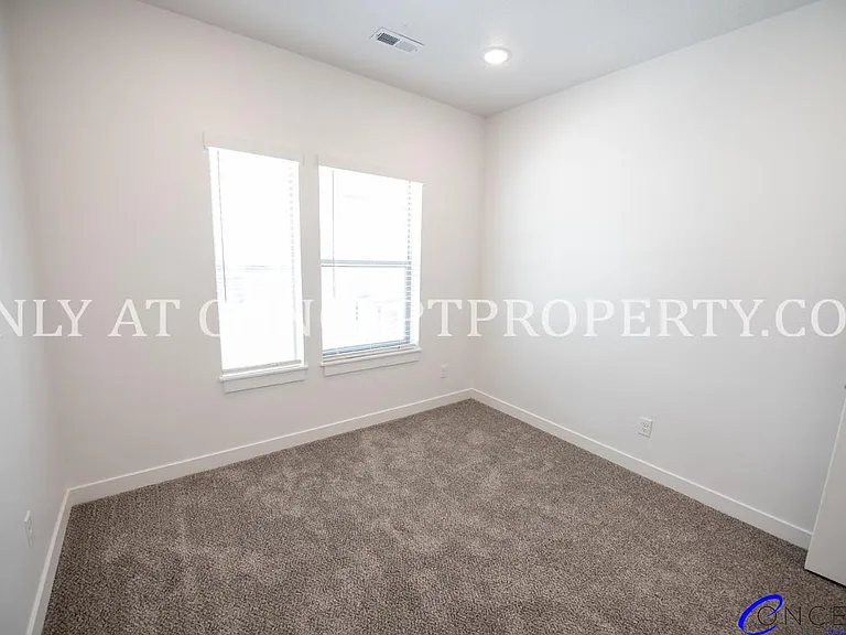 643 E 12th St — Photo 50