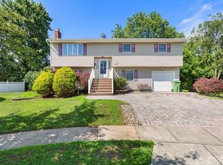 2 Ciecko Ct, Sayreville, NJ 08872