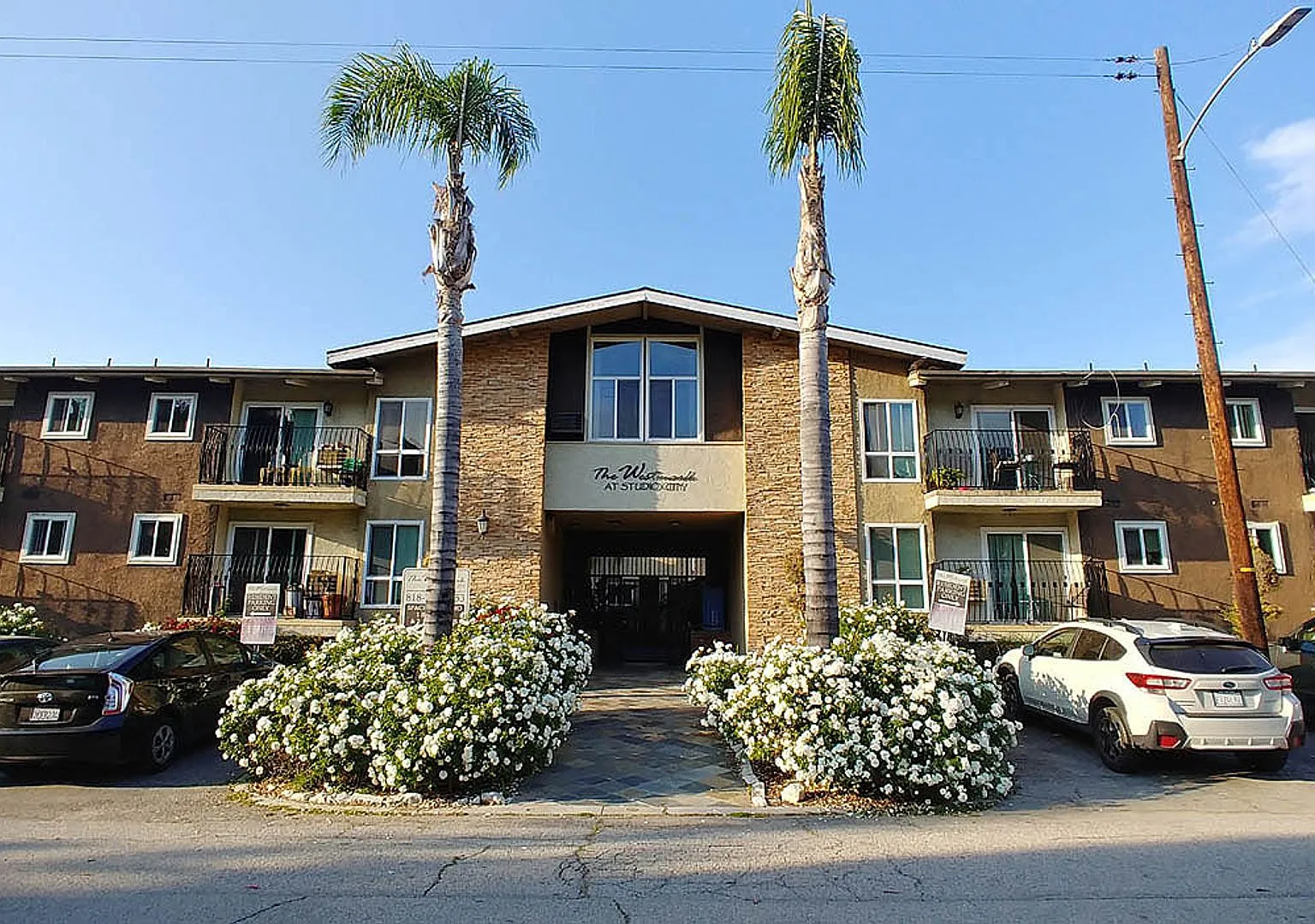 Alhambra @ Studio City Apts. — Photo 2