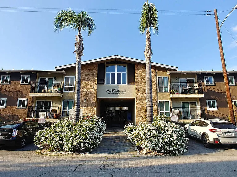 Alhambra @ Studio City Apts. — Photo 2
