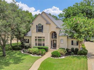 208 River Oaks Dr, Lake Jackson, TX 77566