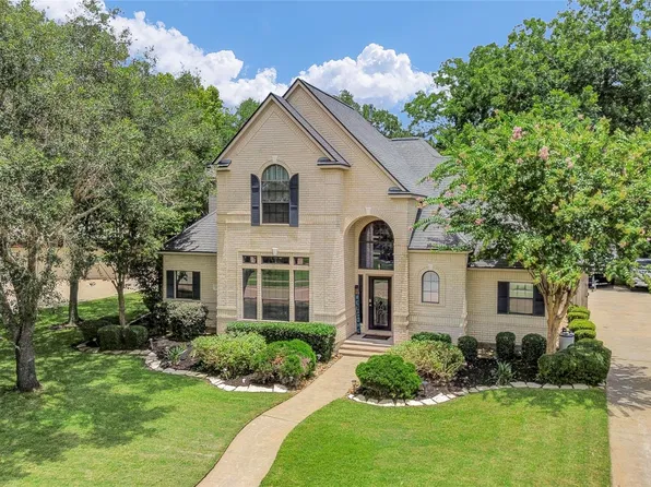 208 River Oaks Dr, Lake Jackson, TX 77566