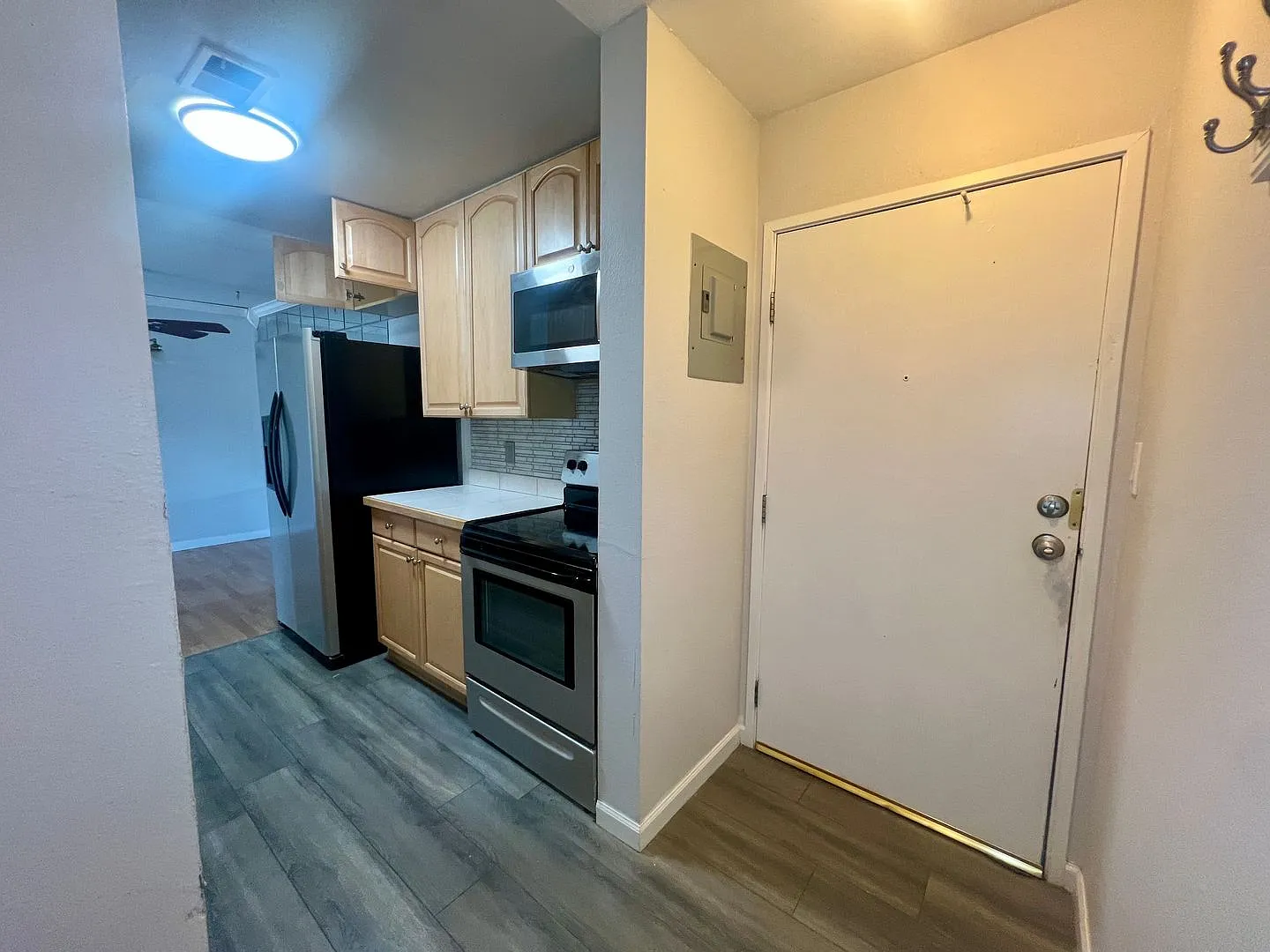 Spacious 2 Bed 1.5 Bath Condo in Hamden South **Move-In Special** — Photo 2