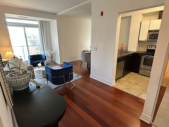 4th image of 15450 Yonge St #205