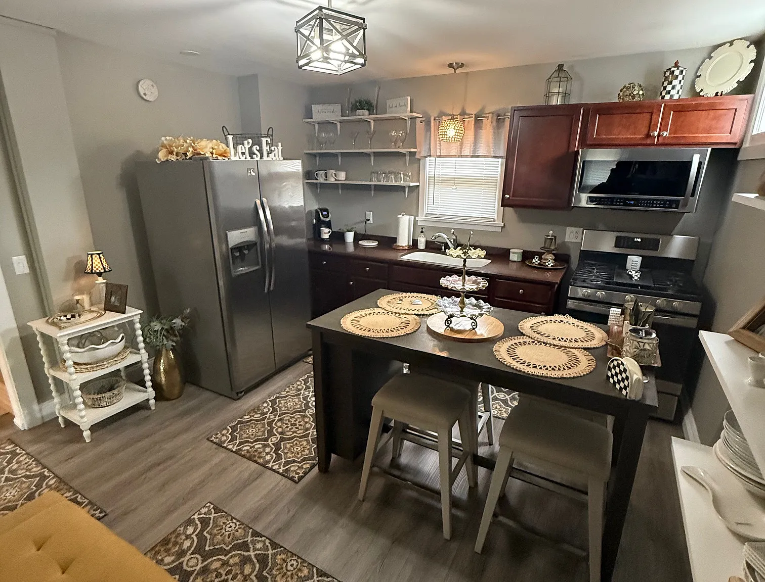 3 bed, 1.5 bath, 1300 sqft, $2,000 — Photo 1