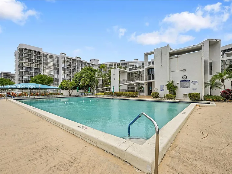 800 Parkview Dr #605 — Photo 42
