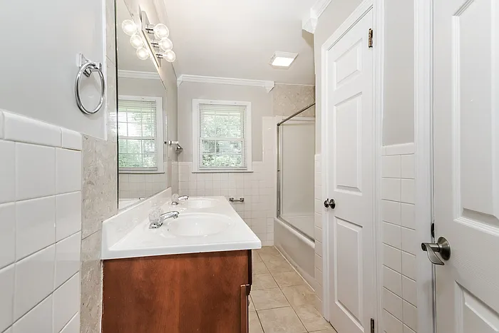 1538 Abbey Ct — Photo 6