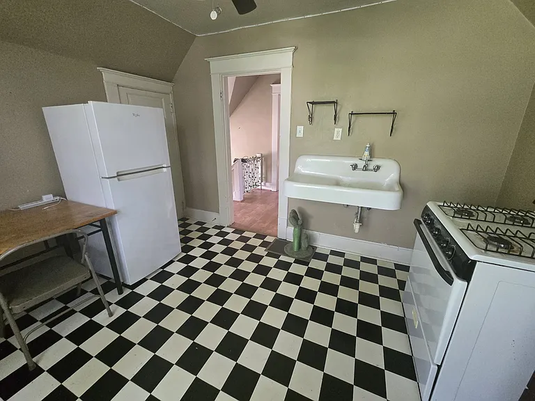 110 N Edward St #3 — Photo 5