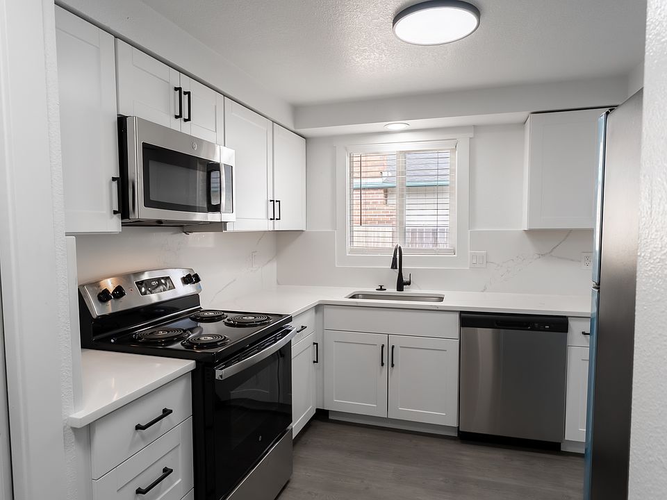 1st image of 984 Island St