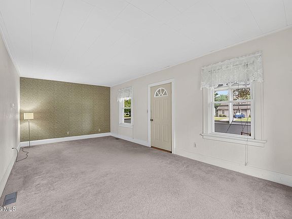 5th image of 441 W 6th St