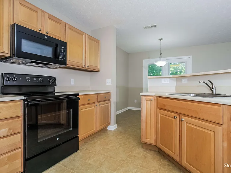 604 Princeton Dr — Photo 4