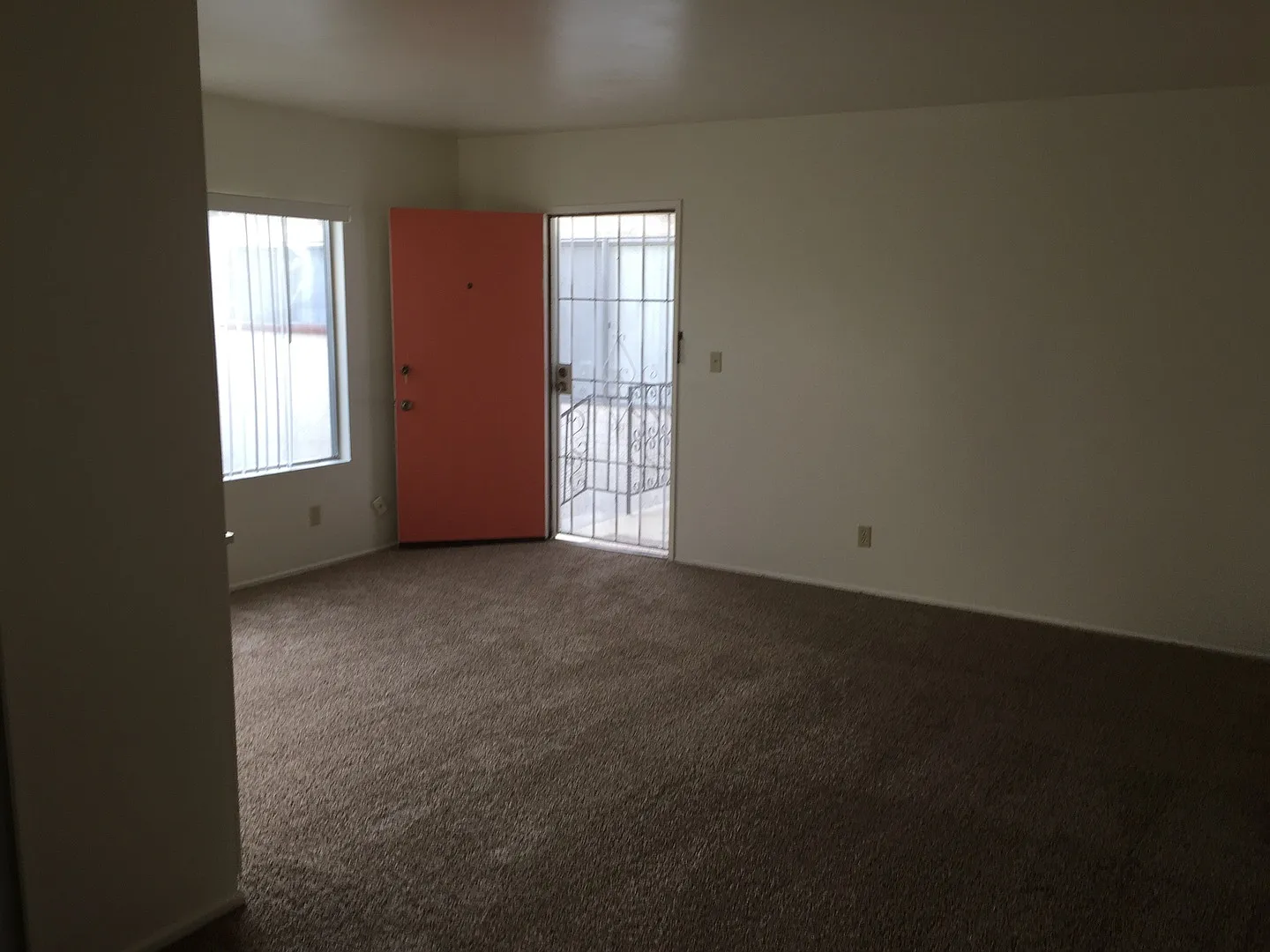 University Heights - Large upper 1BR/1BA unit w/assigned parking & coin laundry — Photo 3