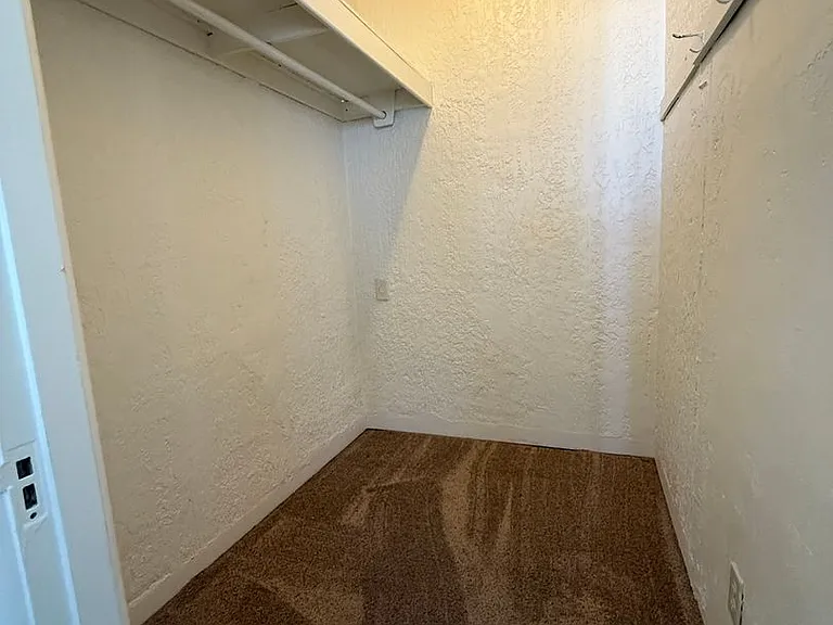 558 E Thompson Blvd — Photo 8