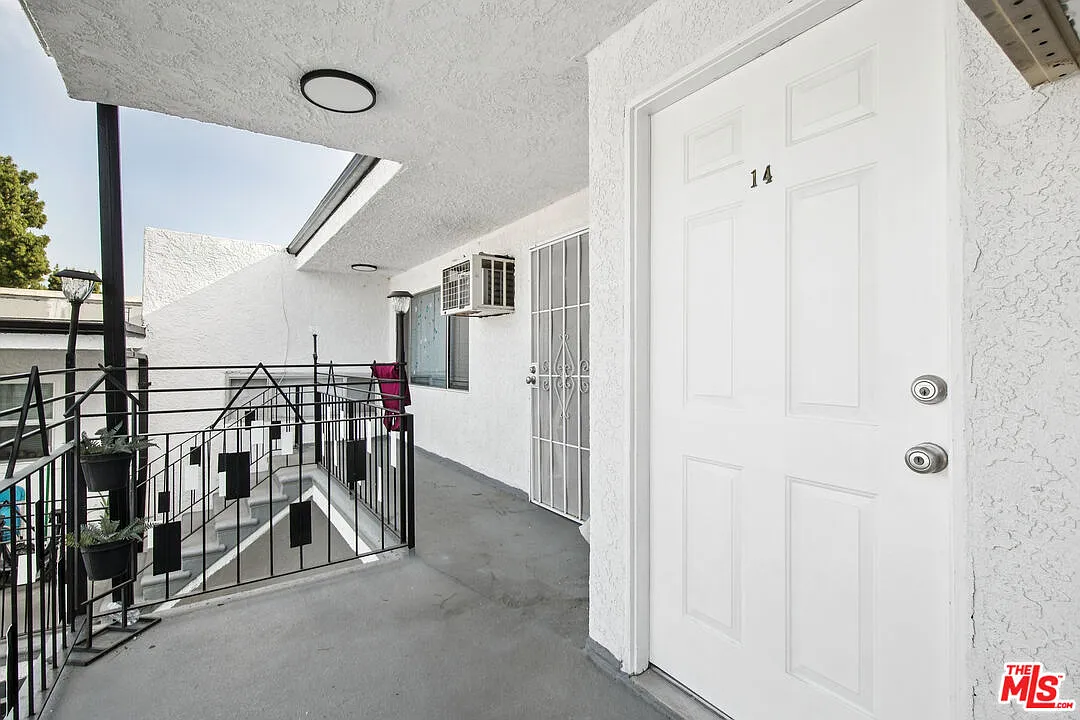 Building Photo - 8924 Van Nuys Blvd #14