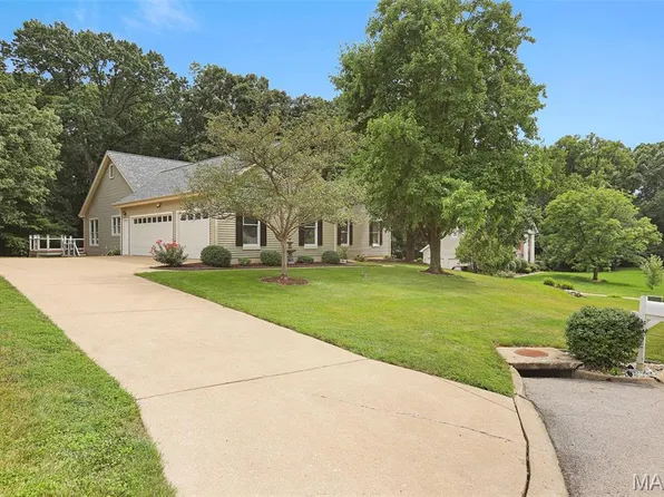 1154 S Charlemagne Dr, Lake Saint Louis, MO 63367