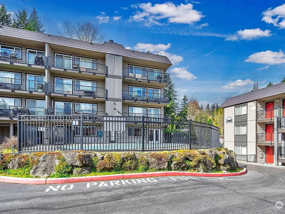 NE 180th St