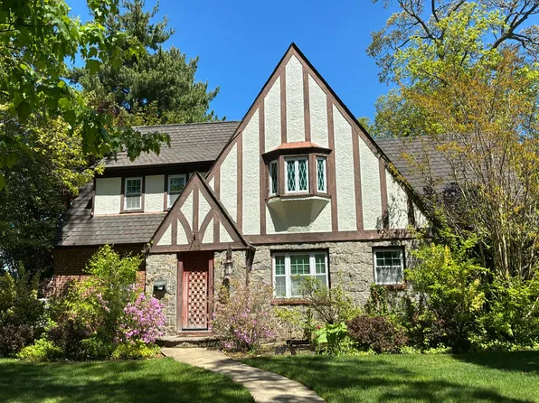 100 Wilson Pl, Freeport, NY 11520