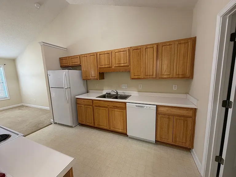 694 Huntingdon St — Photo 7
