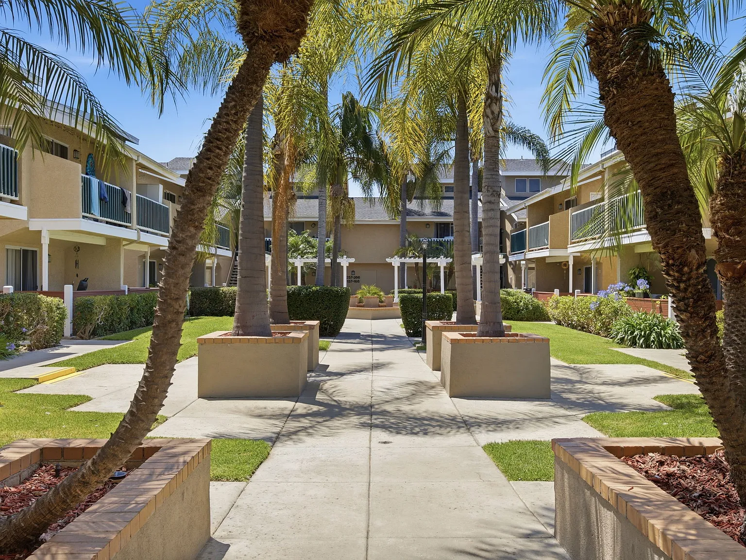 Benchmark Apartments — Photo 4