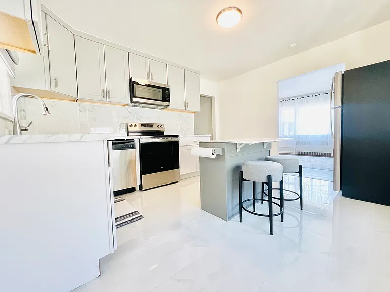 18 Pershing St — Photo 8