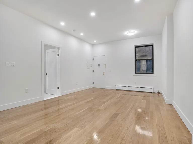209 E 10th St #5A — Photo 4