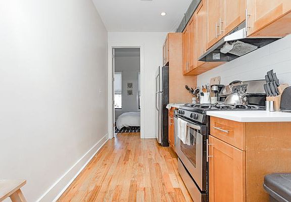 5th image of 236 Irving Ave APT 4L