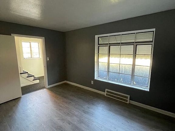 4th image of 420 E 222nd St #1